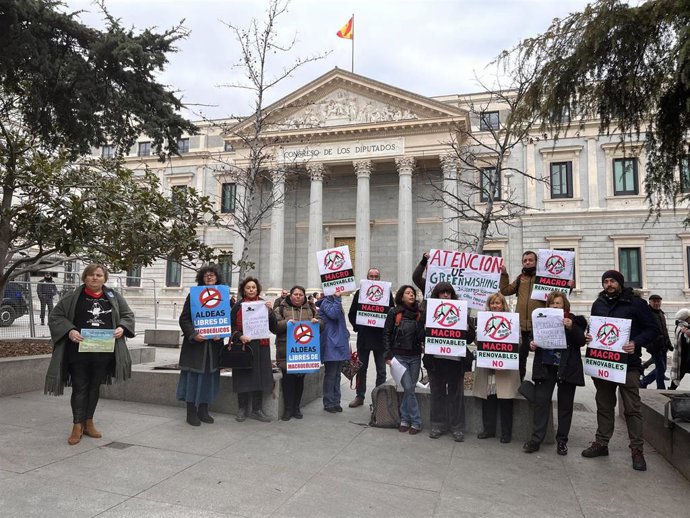 Manifestantes de la plataforma 'MACROrenovablesNO' delante del Congreso,