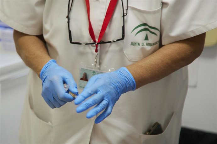 Archivo - Vacunación contra la gripe en Andalucía 