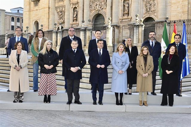 El presidente de la Junta de Andalucía, Juanma Moreno,(c) preside la foto de familia ante de la reunión del Consejo de Gobierno ordinario en el Museo Íbero, a 24 de enero de 2023 en Jaén (Andalucía, España). 