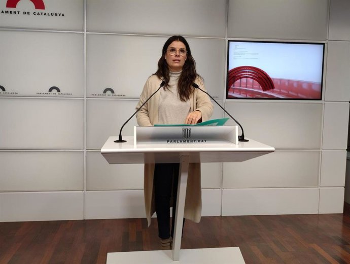 La portavoz de Junts en el Parlament, Mnica Sales, en rueda de prensa en la Cámara catalana