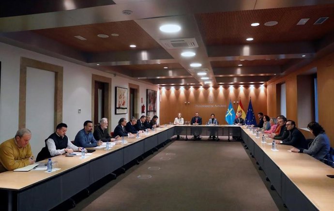 Reunión de agentes sociales, Gobierno del Principado e Isabel Pardo de Vera