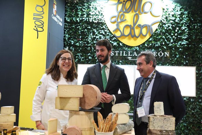 El vicepresidente de Castilla y León, Juan García-Gallardo, con varios quesos en el estand de 'Tierra de Sabor', en la XXI Edición del Congreso Internacional de Gastronomía Madrid Fusión, en IFEMA Madrid, a 24 de enero de 2023, en Madrid (España).