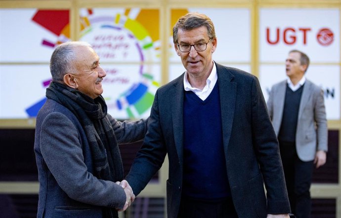 El secretario general de UGT, Pepe Álvarez (i), y el líder del Partido Popular, Alberto Núñez Feijóo (d), en una imagen de archivo.