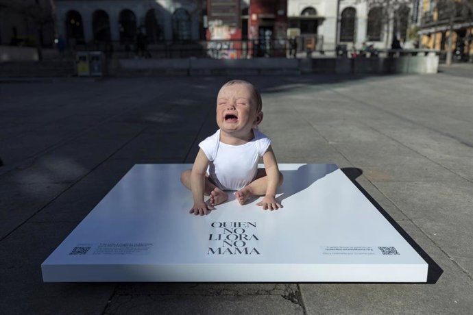 Escultura hiperrealista de un bebé situada en la plaza del Reina Sofía en el marco de la iniciativa 'Quien no llora, no mama' de la organización Teta&teta para pedir una ley que proteja la lactancia en público.