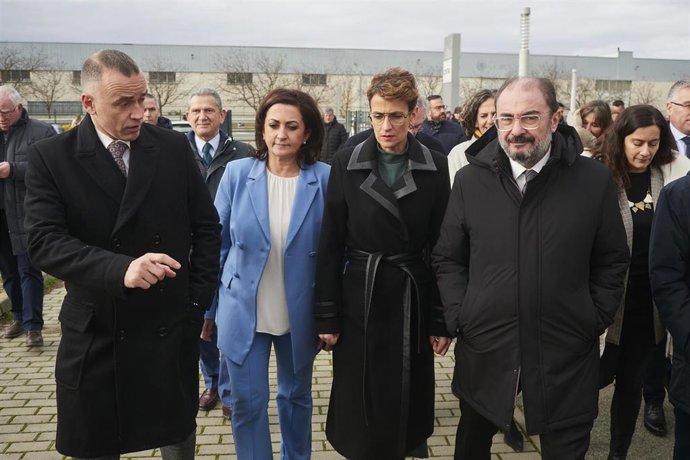La presidenta de La Rioja, Concepción Andreu (2i); la presidenta de Navarra, María Chivite (3i), y el presidente de Aragón, Javier Lambán (1d), a su llegada a un encuentro en el Centro Nacional de Tecnología y Seguridad Alimentaria (CNTA)