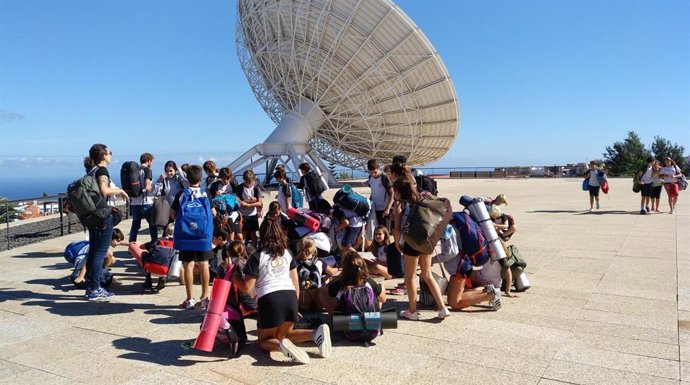Archivo - Un grupo de alumnos participa en una de las acampadas astronómicas organizadas por el Cabildo de Tenerife, a través del área de Museos, en el Museo de la Ciencia y el Cosmos de La Laguna