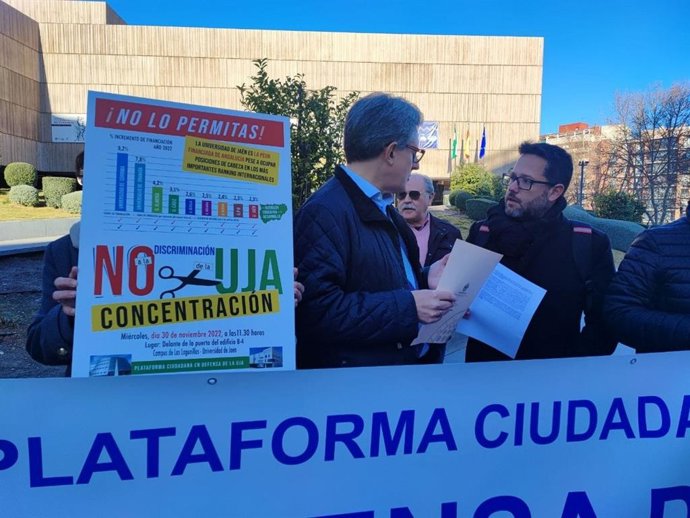 García, junto a miembros a la Plataforma de Defensa de la UJA.