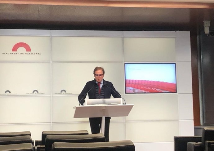 El portavoz de Vox en el Parlament, Joan Garriga, este martes en rueda de prensa en el Parlament de Catalunya.