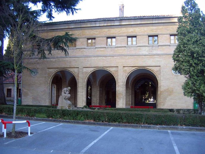 Imagen de la puerta del cementerio de San José, en Pamplona.