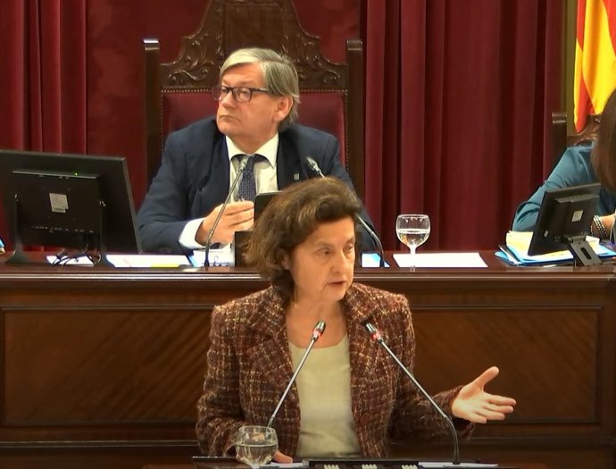 La consellera de Asuntos Sociales y Deportes, Fina Santiago, durante el debate y votación de la Ley del deporte y la actividad física balear.