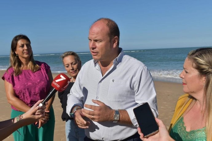 Archivo - Oscar Curtido atiende a la prensa en una imagen de archivo.