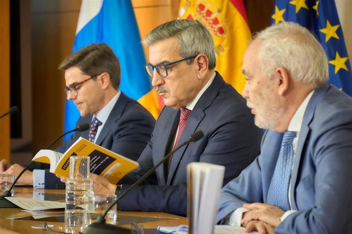 El vicepresidente del Gobierno de Canarias y consejero de Hacienda, Presupuestos y Asuntos Europeos, Román Rodriguez, ojea el libro 'Compendio de legislación europea aplicable a Canarias como región ultraperiférica de la UE' durante la presentación