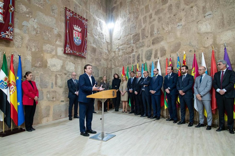 Vara y representantes de las entidades bancarias que han suscrito el convenio.