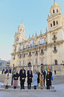 Foto de los consejeros y el presidente de la Junta antes de la celebración del Consejo de Gobierno en el Museo Íbero