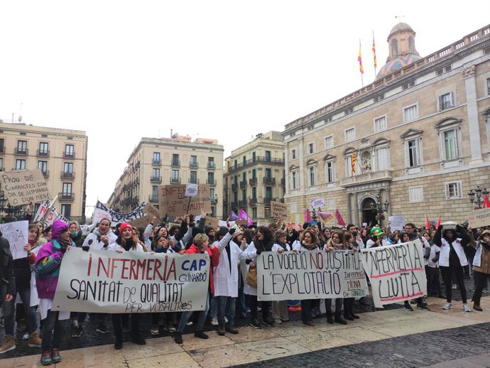 Els manifestants a la plaa Sant Jaume de Barcelona