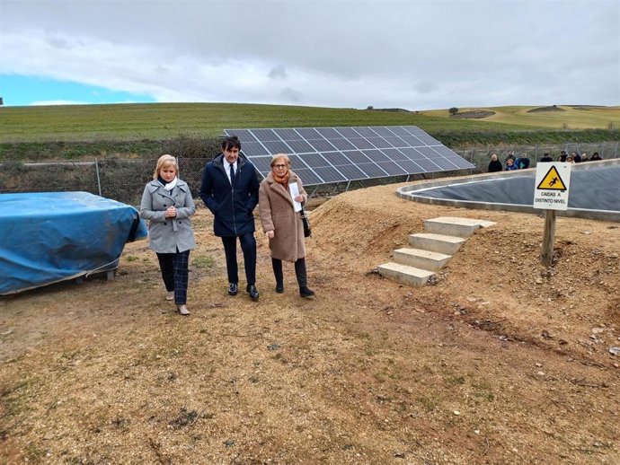 Suárez-Quiñones entre la delegada de la Junta en Zamora, Leticia García, y la alcaldesa de Villamor de los Escuderos, Maribel Escribano.