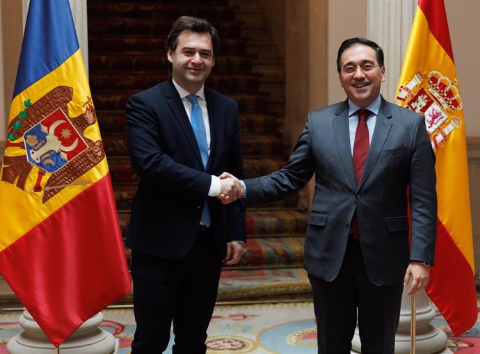 El ministro de Asuntos Exteriores, Unión Europea y Cooperación, José Manuel Albares (d), saluda al ministro de Asuntos Exteriores e Integración Europea de Moldavia, Nicolae Popescu (i)