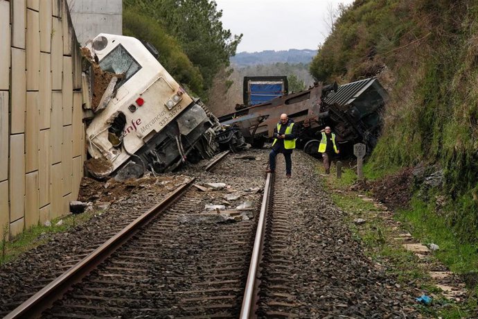 Dos hombres realizan las labores de retirada del tren accidentado en A Xesta, Lalín