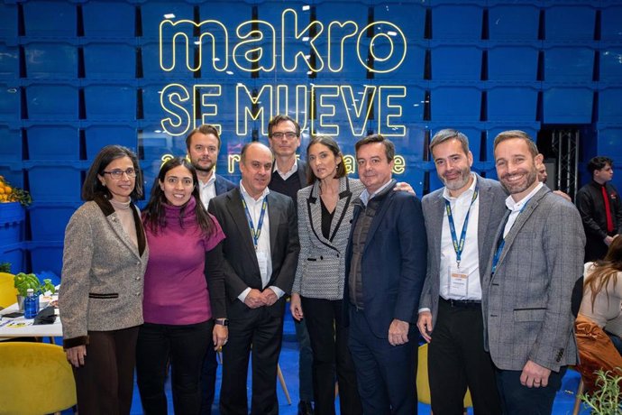 La ministra de Industria, Reyes Maroto, visita el stand de Makro en Madrid Fusión