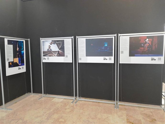 Paneles con algunas de las fotografías expuestas en el marco de la muestra 'SuperARTE'.