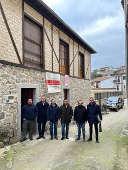 Autoridades en la visita.