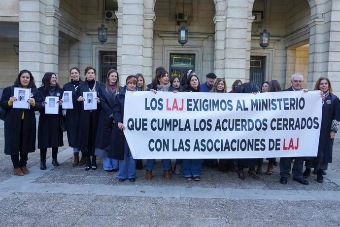 Concentración de letrados de la Administración de Justicia en el primer día de su convocatoria de huelga en demanda de la adecuación de sus condiciones a las responsabilidades asumidas tras las reformas legales de 2009 y 2015 a 24 de enero del 2023 en S
