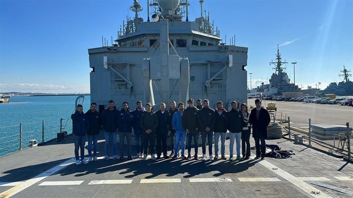 El equipo nacional de piragüismo masculino a bordo de la fragata Numancia, durante una visita a la base naval de Rota (Cádiz)