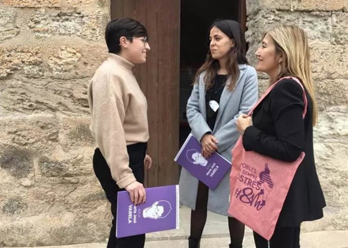 A la derecha, la directora insular de Igualdad, Rosa Cursach, con material del Aura Varela.