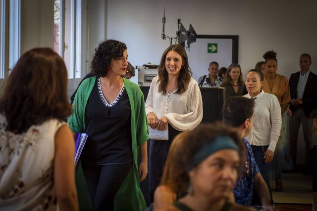 Archivo - La directora del Instituto de las Mujeres, Toni Morillas con la ministra de Igualdad, Irene Montero