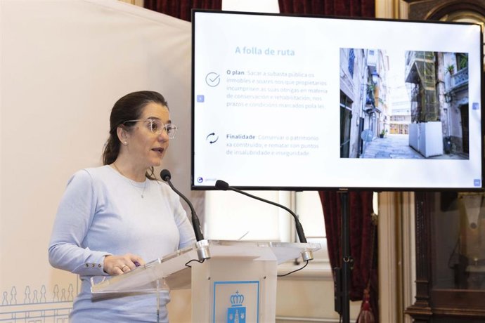 La alcaldesa de A Coruña, Inés Rey, presenta un plan municipal para la recuperación de inmuebles en ruinas