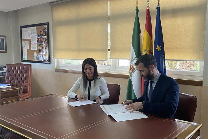 María del Rosario Soto firma el contrato con Sasemar