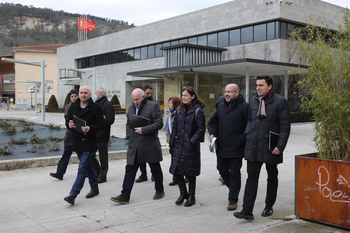 El vicepresidente segundo del Gobierno de Navarra y titular de Vivienda, José María Aierdi, acompañado por el representante del BEI Dinis Rodrigues y rmiembros de Nasuvinsa en la visita a viviendas de Ansoáin.