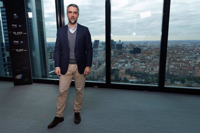 El periodista de los Servicios Informativos de TVE y director y presentador de la serie, Carlos Franganillo, posa durante la presentación de la serie documental 10.000 días en IE Tower, sede de IE University, a 24 de enero de 2023, en Madrid (España). 