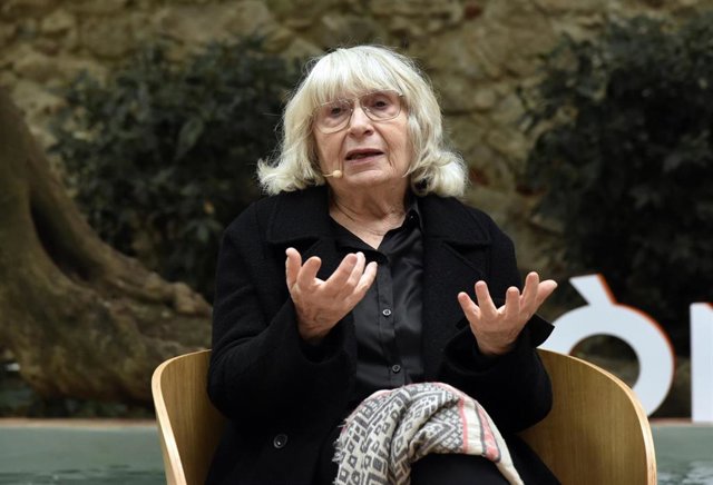 Archivo - La escritora mallorquina Antònia Vicens, eb narzi de 2022, cuando fue galardonada con el Premio de Honor de las Letras Catalanas.