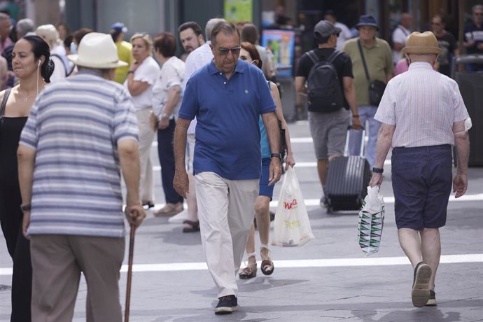 Archivo - Personas caminando