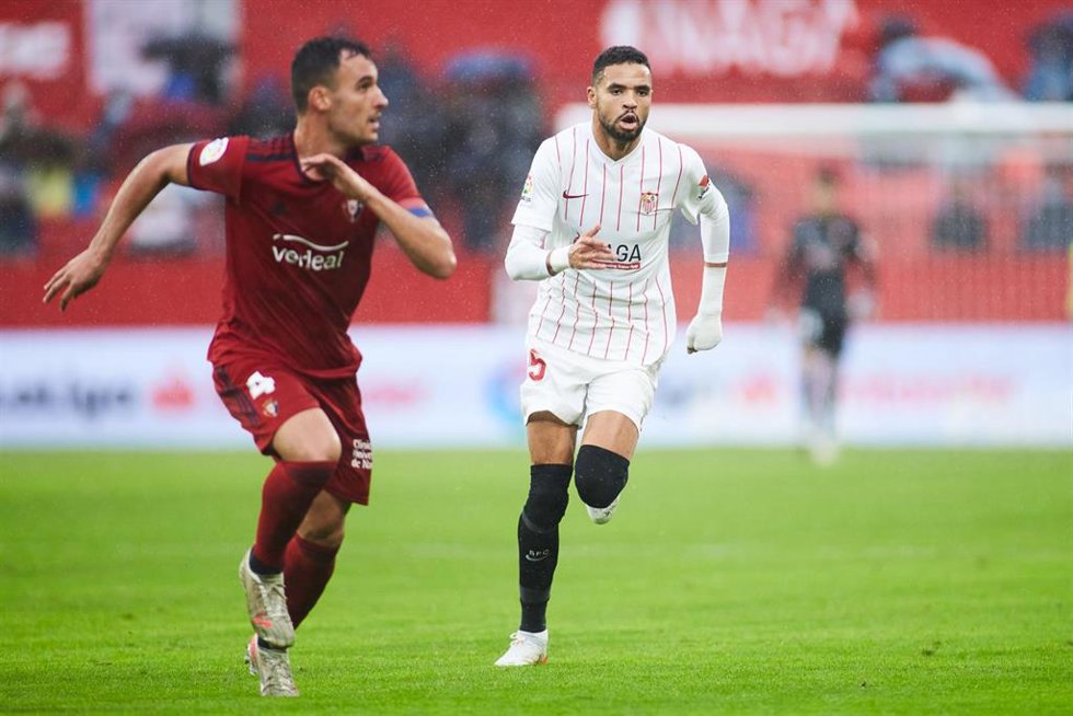 Archivo - Unai García (Osasuna) defiende al delantero Youssef En-Nesyri (Sevilla), en un encuentro de LaLiga Santander 2021-2022.