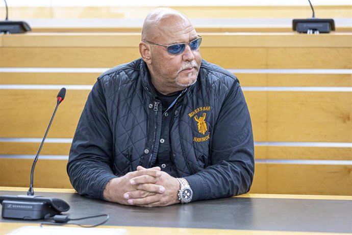 Archivo - FILED - 10 November 2022, Lower Saxony, Hanover: The accused ex-rocker boss Frank Hanebuth sits in a courtroom of the Regional Court of Hanover.  The trial of a former local leader of the Hells Angels and dozens of alleged accomplices got unde