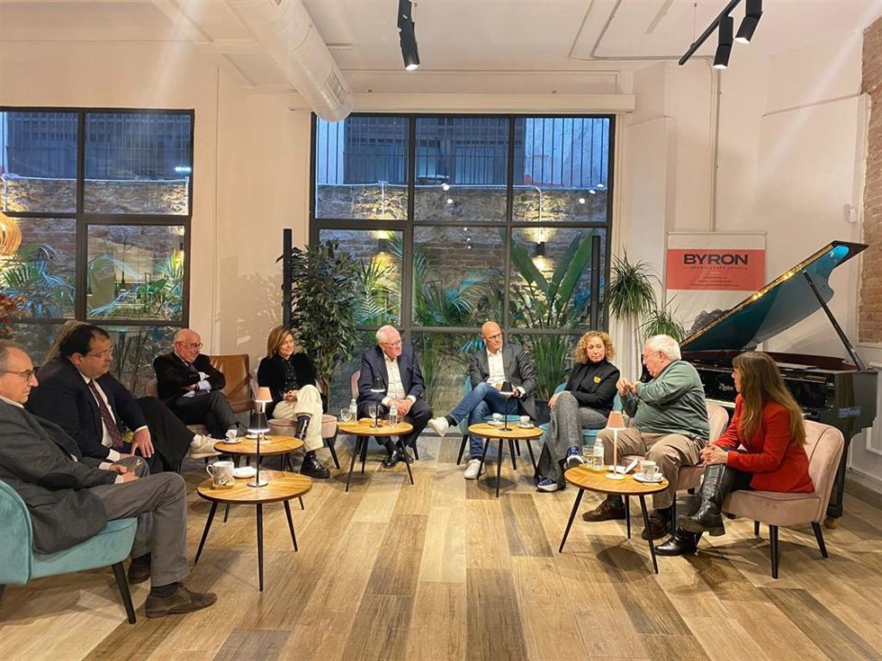 El candidato de ERC a la alcaldía de Barcelona, Ernest Maragall, en una reunión con parte del consejo asesor de su candidatura.