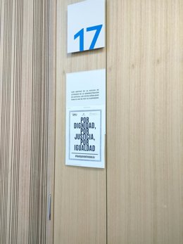 Cartel informativo a las puertas de un juzgado de Vigo, sobre la suspensión de vistas debida a la huelga indefinida de los letrados de la administración de justicia.