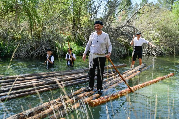 Archivo - Gancheros dentro del agua durante la Fiesta de los Gancheros del Alto Tajo, a 27 de agosto de 2022, en Guadalajara, Castilla La Mancha (España). Esta festividad, que se celebra desde hace diez años en el Alto Tajo, se trata de un homenaje a lo