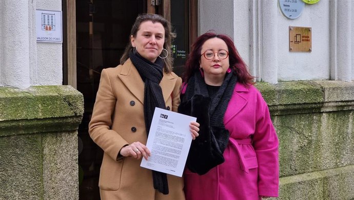 La secretaria de Igualdade del PSdeG, Silvia Fraga, y la portavoz de los socialistas en el Ayuntamiento de Ourense, Natalia González, presentan una queja en el Valedor do Pobo por la polémica Cabalgata de Reyes en Ourense
