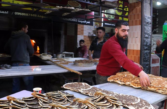 Un panadero en la ciudad de Alepo, Siria