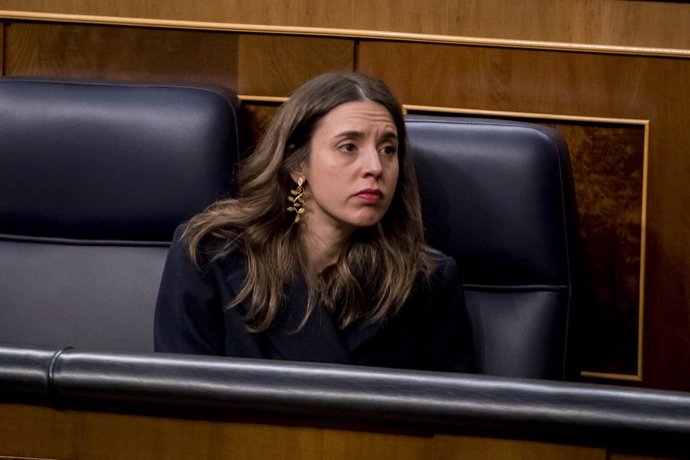 La ministra de Igualdad, Irene Montero, durante una sesión plenaria en el Congreso de los Diputados, a 24 de enero de 2023, en Madrid (España). El Congreso de los Diputados debate y vota los dos decretos leyes relativos al último paquete de medidas econ