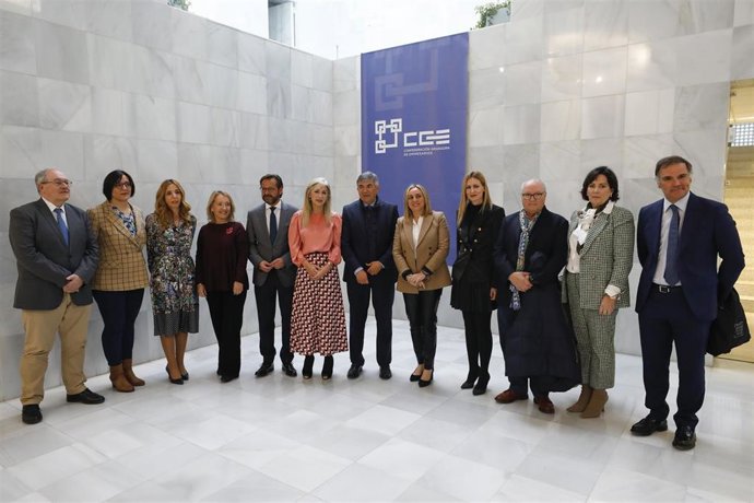 Participantes en la Mesa Andaluza por la FP Dual, con las consejeras de Desarrollo Educativo y de Fomento, Patricia del Pozo y Marifrán Carazo, en el centro en la imagen