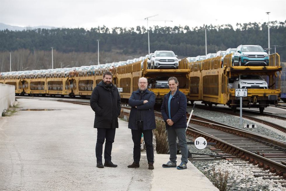 Michal Dano, responsable de Distribución de Volkswagen Navarra; Pablo Mendivil, gerente de Programación y Control de la Producción / Distribución; y Fernando Alves, técnico en Distribución.