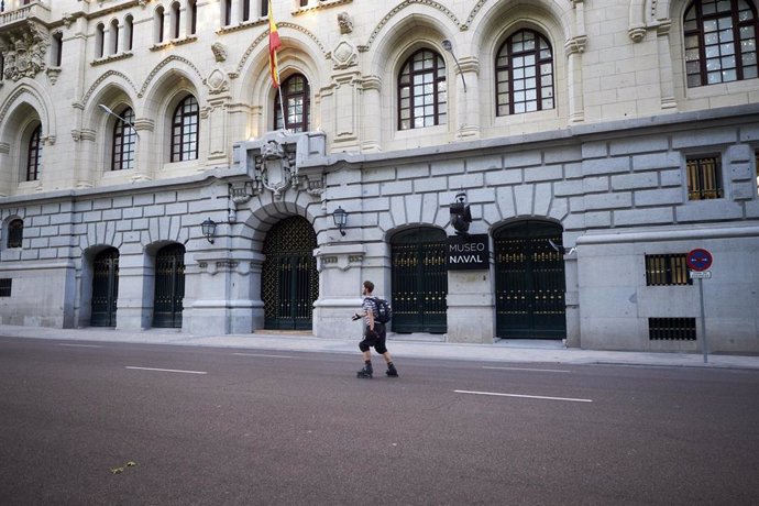 Archivo - Persona patinando frente al Cuartel General de la Armada y la entrada al Museo Naval en el Paseo del Prado