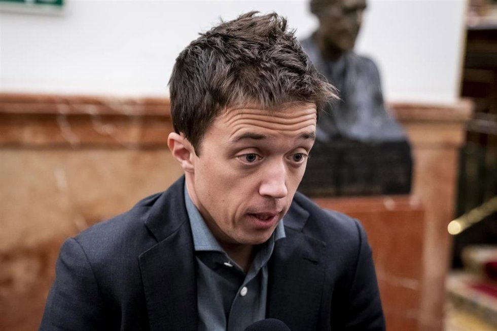 El líder de Más País, Iñigo Errejón, ofrece declaraciones a los medios, durante una sesión plenaria en el Congreso de los Diputados, a 24 de enero de 2023, en Madrid (España). El Congreso de los Diputados debate y vota los dos decretos leyes relativos a