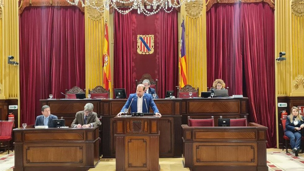 El conseller de Medio Ambiente y Territorio, Miquel Mir, en el Parlament