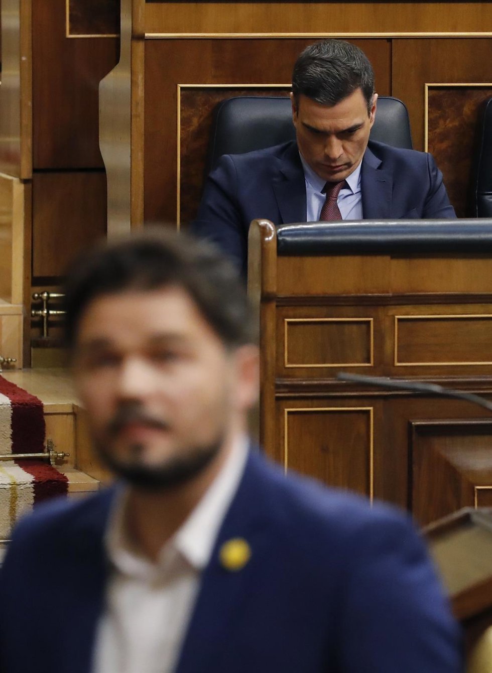 Archivo - El portavoz parlamentario de ERC, Gabriel Rufián (delante), pasa junto al presidente del Gobierno, Pedro Sánchez.
