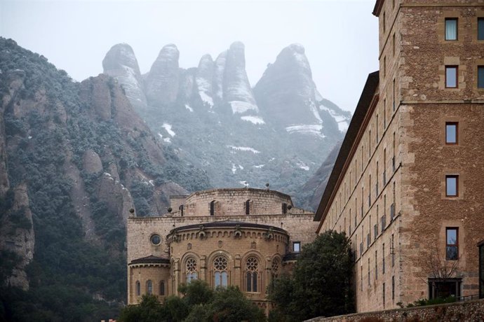 Vista del macizo de Montserrat cubierto de nieve, a 24 de enero de 2023, en Barcelona, Catalunya (España). La ola de frío se intensifica en Cataluña. Desde primera hora de hoy se han podido ver los primeros copos de nieve en cotas muy bajas. Sobre todo,